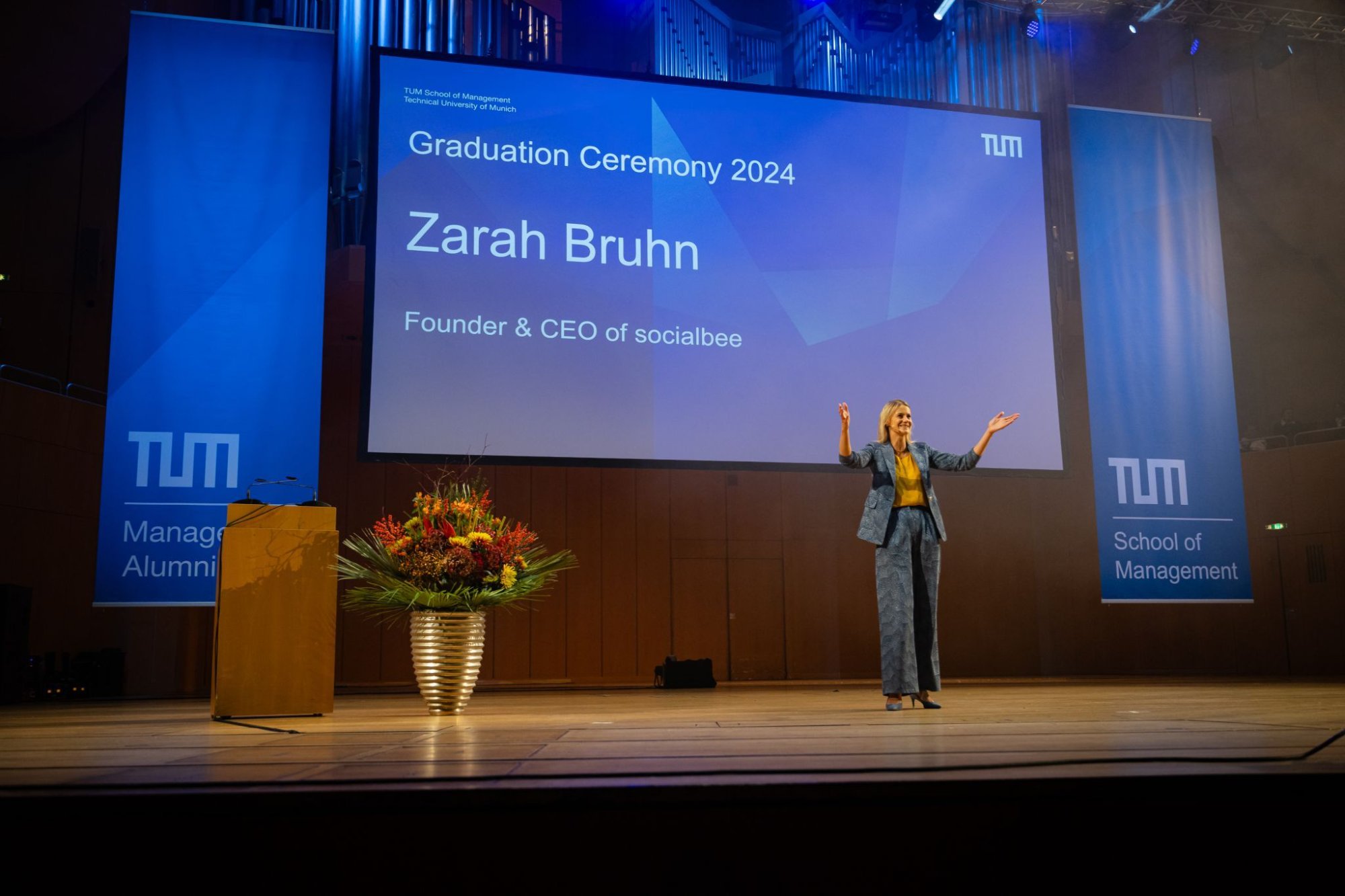 Keynote Speakerin Zarah Bruhn auf der Bühne – Speakerin Innovation TUM Graduation